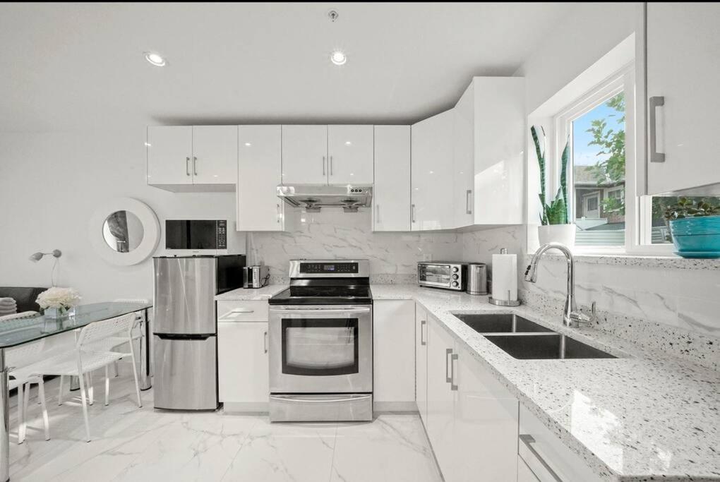 Entire New Cozy And Modern 2-Storey House Vancouver Extérieur photo